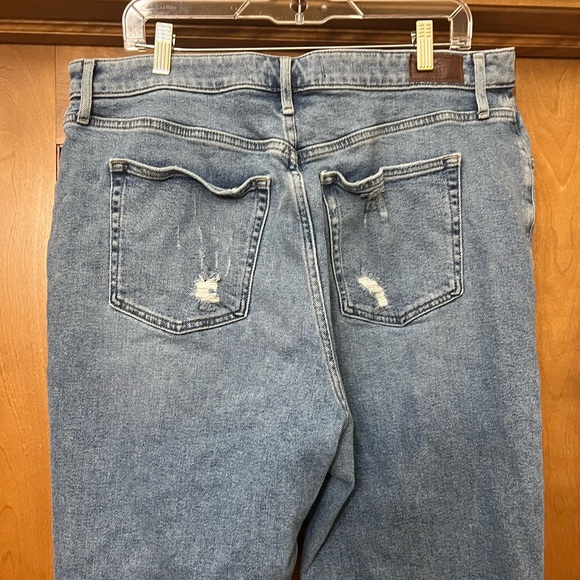 Hollister Curvy Ultra High Rise Vintage Straight Distressed Jeans Size 34 / 19S - Picture 10 of 15